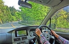 車載ナビと一緒に活用すると、ドライブもさらに安全かつ快適に（写真はイメージ）