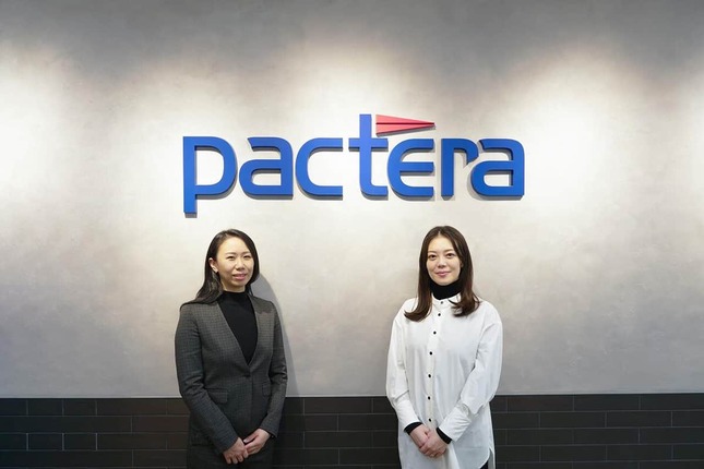 パクテラ・コンサルティング・ジャパン株式会社の加藤詠里子さんと川口ひとみさん（左から）