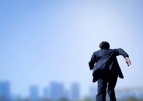 会社で活躍する新入社員（写真はイメージです）
