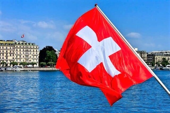 スイス国旗とレマン湖