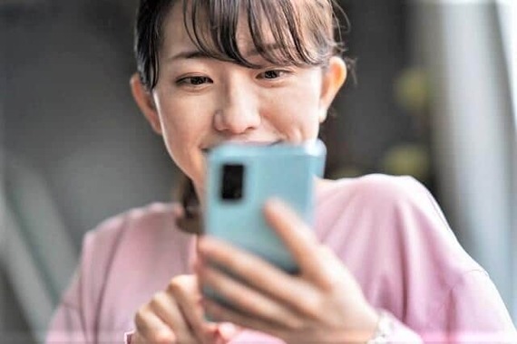 スマホにチャージされた給与が嬉しい？（写真はイメージ）