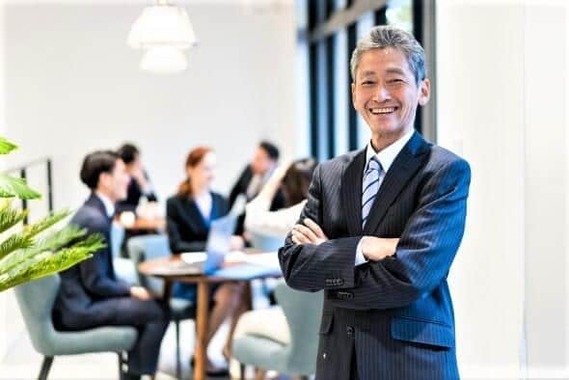 職場のムードメーカーのミドル・シニア（写真はイメージ）