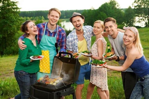 休日にバーベキューをして過ごす人たち（写真はイメージです）