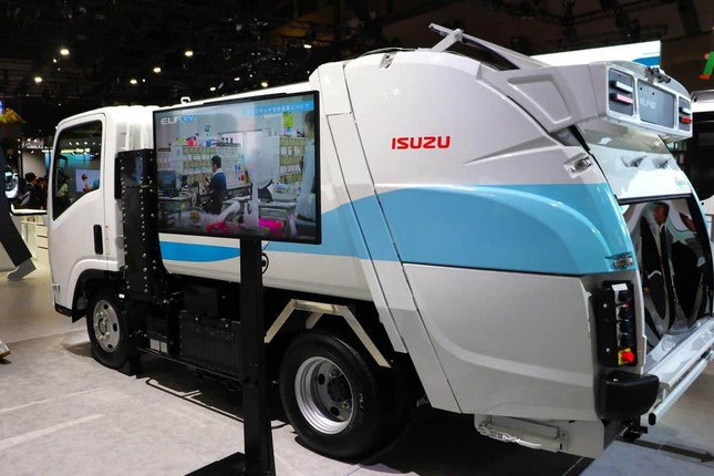 小型EVトラック「エルフEV」のゴミ収集車（2025年10月29日撮影）