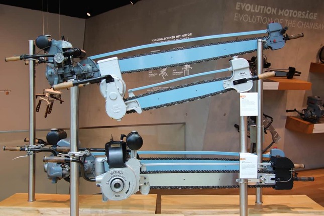 1926年開発のチェーンソー（上）と、その3年後発表のガソリンエンジンによるチェーンソー