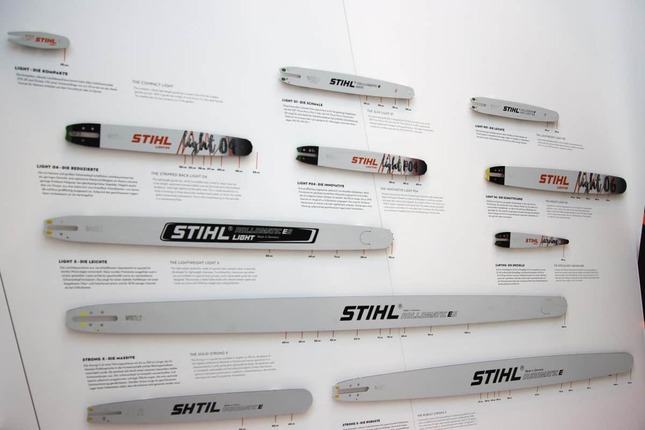 チェーンソーのパーツ「ガイドバー」だけを展示したコーナー