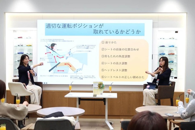 正しい運転姿勢を参加者らとともに実践
