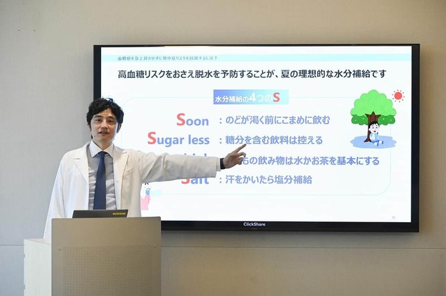 「おばな内科クリニック」院長・川名部新医師が説明。アボットジャパンが主催した「理想的な水分補給」と血糖管理の勉強会
