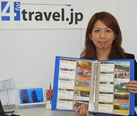 スタッフの「旅行名刺」を手にするフォートラベル広報担当の矢野智美さん
