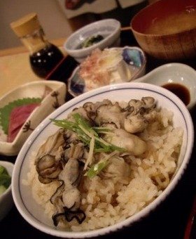 香りの高いカキご飯定食。季節のお刺身はメジマグロ