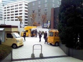 日替わりで移動販売車が集まる「ネオ屋台村」（東京・麹町）