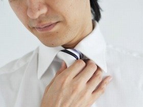 職場の女性を引きつけるしぐさ「ネクタイをゆるめる」