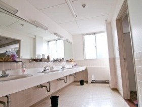 女子トイレの写真を男性社員に撮らせる会社、おかしくない？