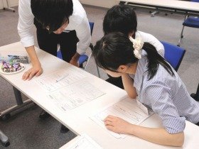 「ホンキの就職」の講師と受講者。自己PRや志望動機の作り方を個別に教えてもらえる