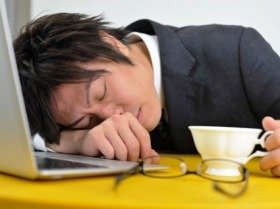 仕事中トイレで居眠り　契約解除の派遣社員に「実は私も寝てる」の声