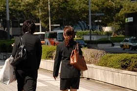 「就活に黒スーツ」は常識知らずだ！　若者に「萎縮」を強いるな