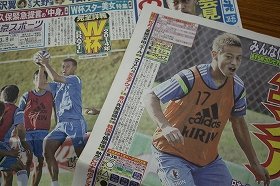 本田選手がスポーツ紙の1面を飾ることは珍しくない。次なる挑戦は？　東京スポーツ（左）とサンケイスポーツ、2014年6月紙面より