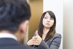 新入社員の「何かお手伝いしますか？」がムカつく！　そんな先輩は冷たすぎるのか