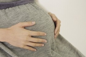 「妊婦のエビちゃんがハイヒール」で大騒動　危険行為？批判は偏見？