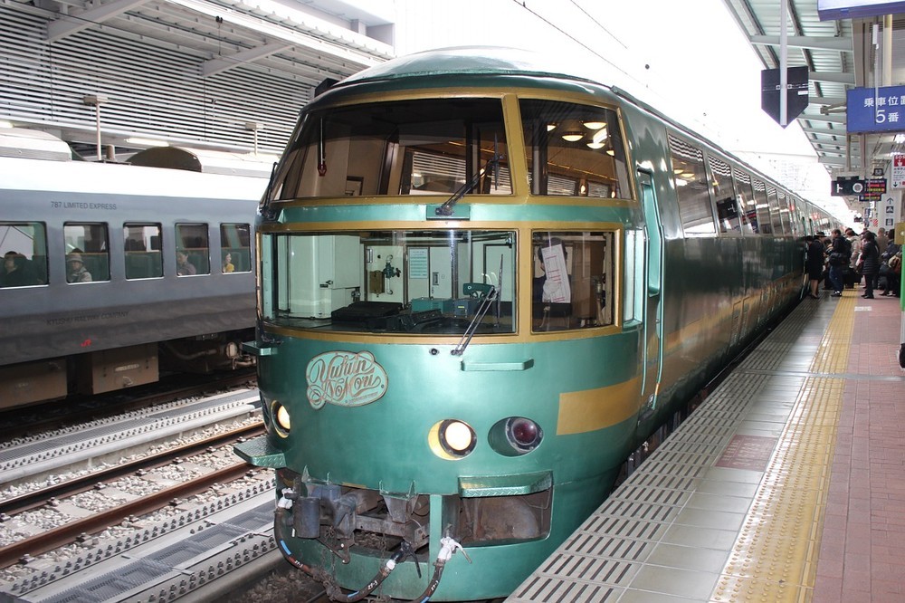 JR九州の列車「特急　ゆふいんの森」。博多‐別府間を走る