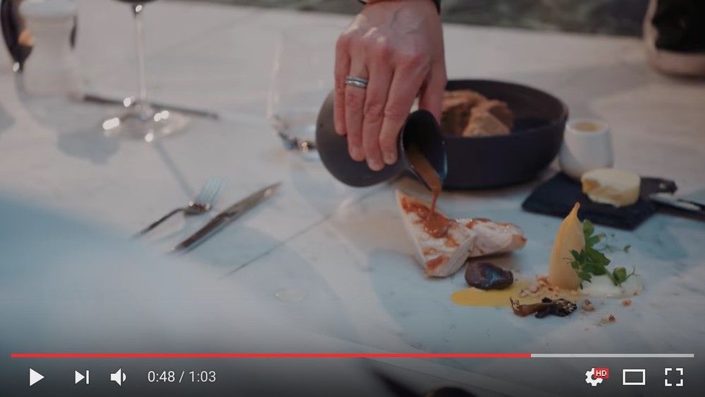 驚愕！ 地べたに直接料理盛る　メーカー＋シェフの大胆コラボ