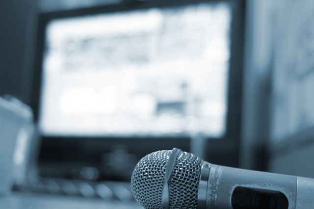 歌ってやるぜ「盛り下げ名曲」　カラオケ強制に非常手段で抵抗