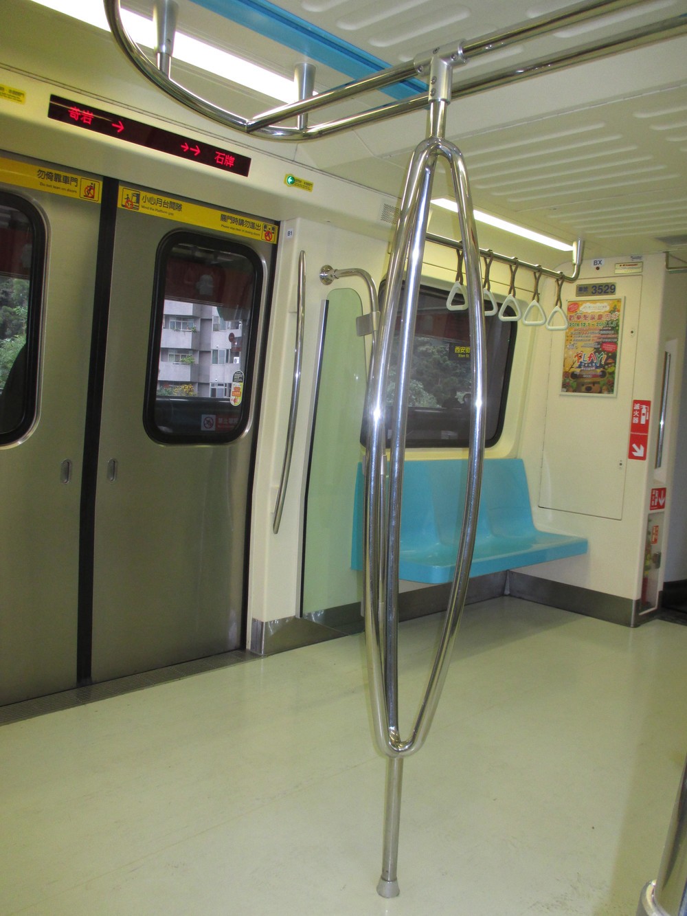 台北の地下鉄の車内。この手すりならつかまりやすいじゃないか