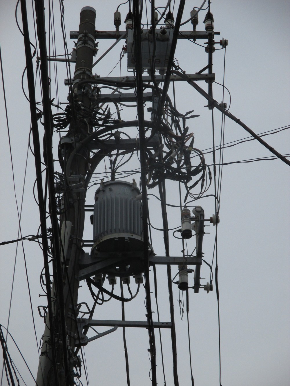 その15　電柱の上にある変圧器  【こんなものいらない！？】
