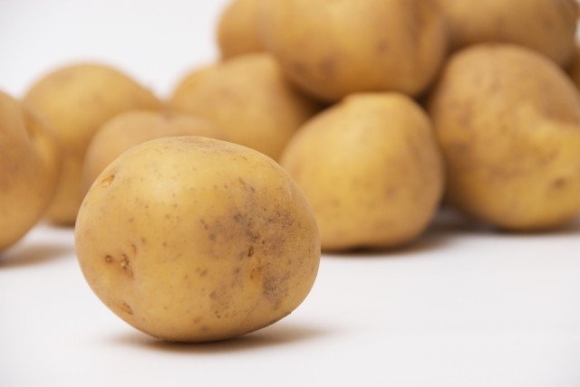 でんぷん、10月から1割値上げ　品薄ジャガイモ「ポテチ」の余波