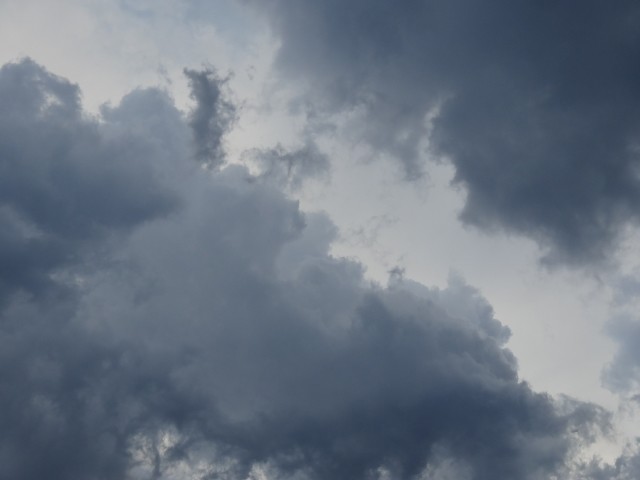 暗雲、立ち込める