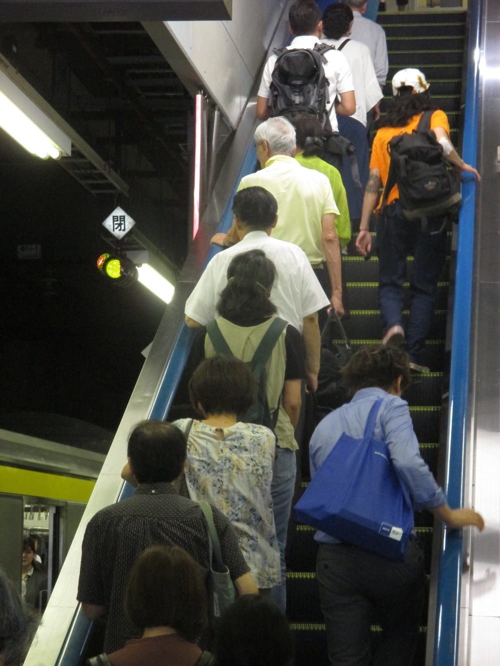 その23　エスカレーターの片側空け　【こんなものいらない！？】