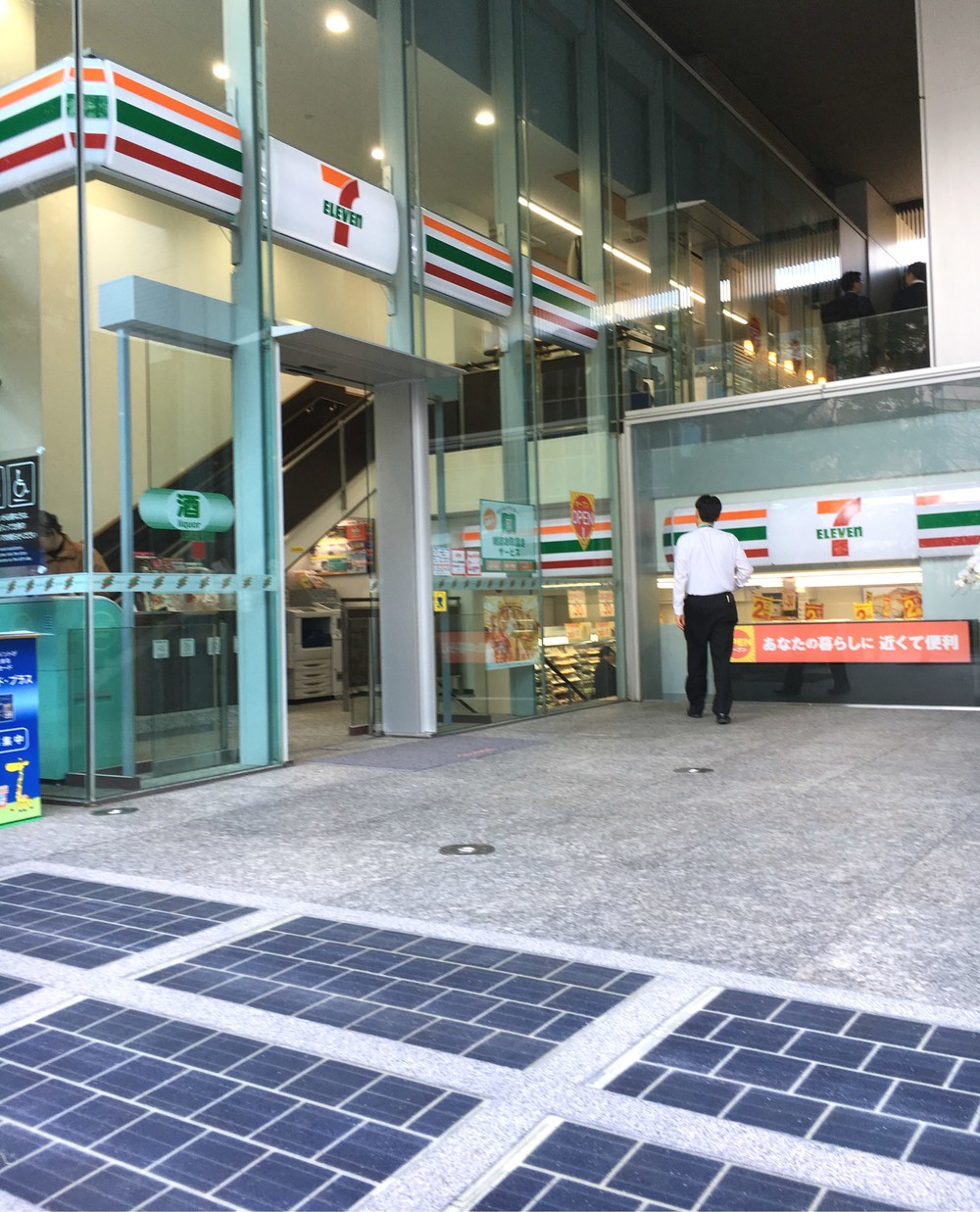 セブン－イレブン千代田二番町店前に設置された路面型の太陽光発電パネル（手前）（写真は、2017年12月7日撮影）
