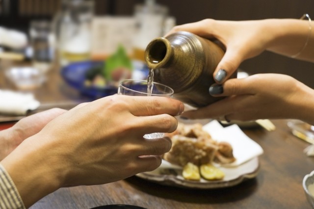 カス丸と学ぶ、忘年会の乗り切り方 （その5）お酌するにもマナーがあるじぇい！