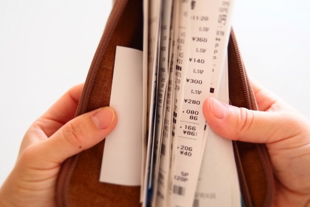 レシートやポイントカードでパンパン...... お財布って「人となり」がにじみ出るかも（篠原あかね）