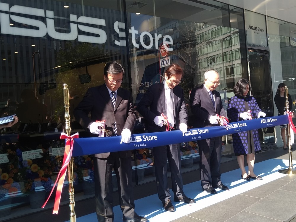 ASUS Store Akasakaでのテープカットのようす