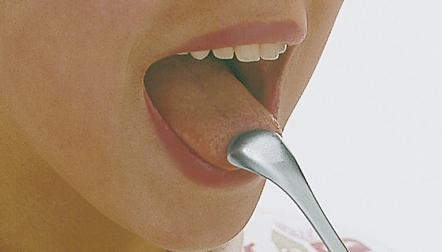 食器メーカーがつくる「異色」の舌ブラシ（岡部洋食器製作所の「コケとっと舌クリーナー」）