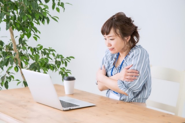 「人によって感じ方が違う」では済まされない！　「エアハラ」って、ご存知ですか？（篠原あかね）