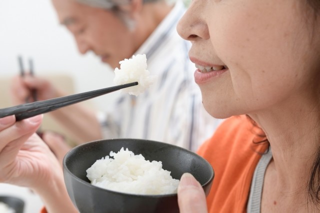 晩ごはんの献立、働く主婦の50％超が通勤途中に考える！