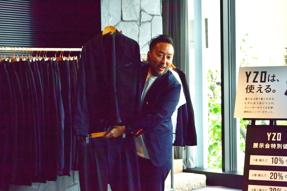 「YZO」は、ヒゲに合う遊び心とスニーカーの合うカジュアルさがウリ！（写真は、関谷有三CEO）