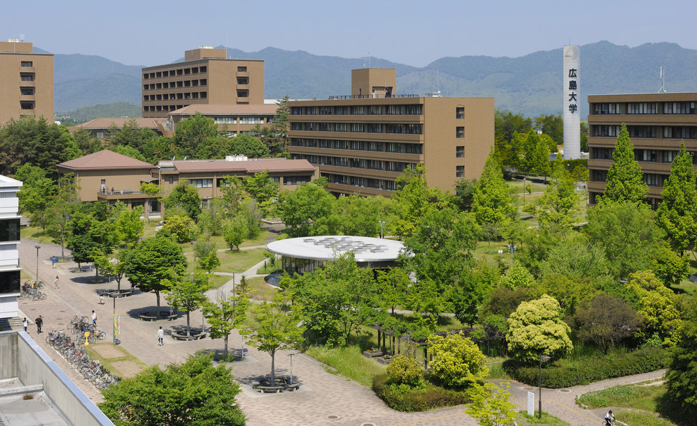 広島大学の広大なキャンパス（広島大学広報グループ提供）