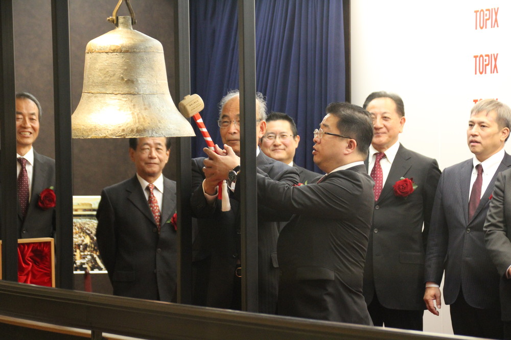 上場の鐘が鳴り響いた