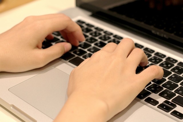 スマホ世代の登場で立場が逆転！？　優越感に浸るために他人を笑うダメ上司（篠原あかね）