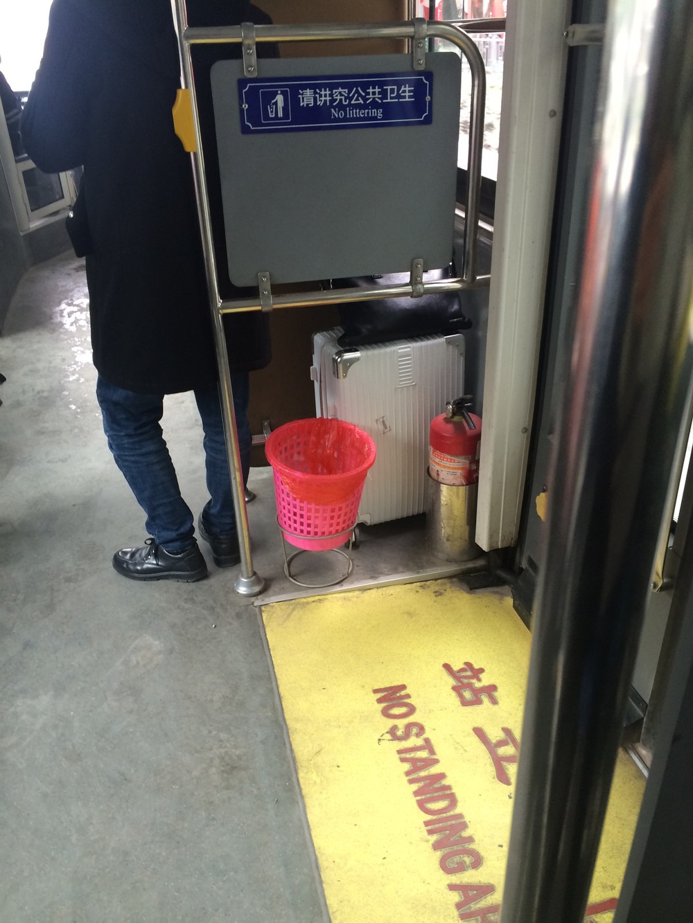 公共バスの中のゴミ箱（中国・桂林市で）