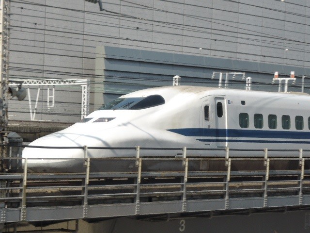 東京の都心を走る新幹線の列車。車型から見て多分「のぞみ」だろう。僕はまだ一度も乗ったことがない。