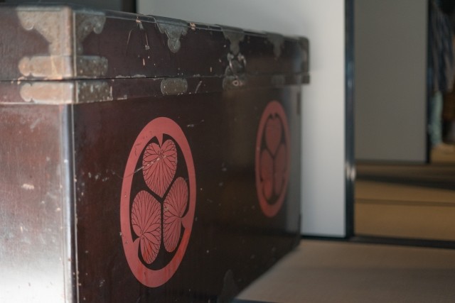 「この紋所が目に入らぬか！」 ここまでキタ！ 架空請求詐欺のハガキに政府の紋章