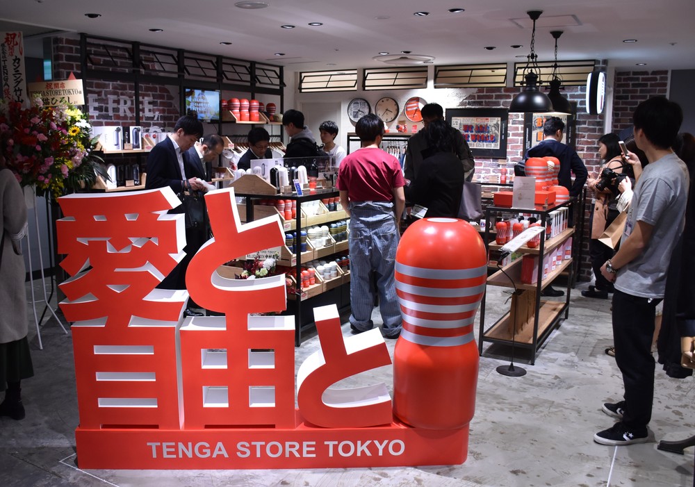 リニューアルオープンした阪急メンズ東京に出店した「TENGA STORE TOKYO」。さっそく多くの人でにぎわう。