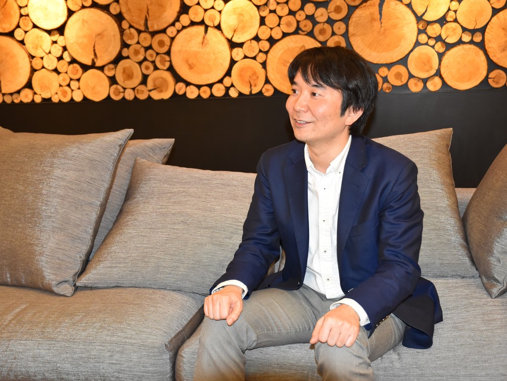 インタビューに答えるフライヤーの大賀康史代表取締役CEO