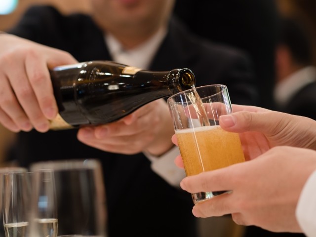 飲酒の強要？ 外国人がビックリ！ 宴席での「お酌」はハラスメントか（篠原あかね）