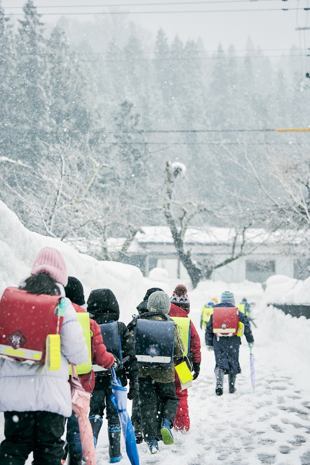 秋田県東成瀬村の冬の登校風景。東成瀬村は県内でも屈指の豪雪地として知られる。