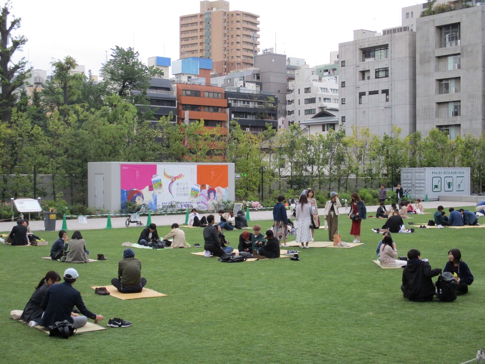  芝生の上でくつろぐ人たち（東京・南池袋公園）